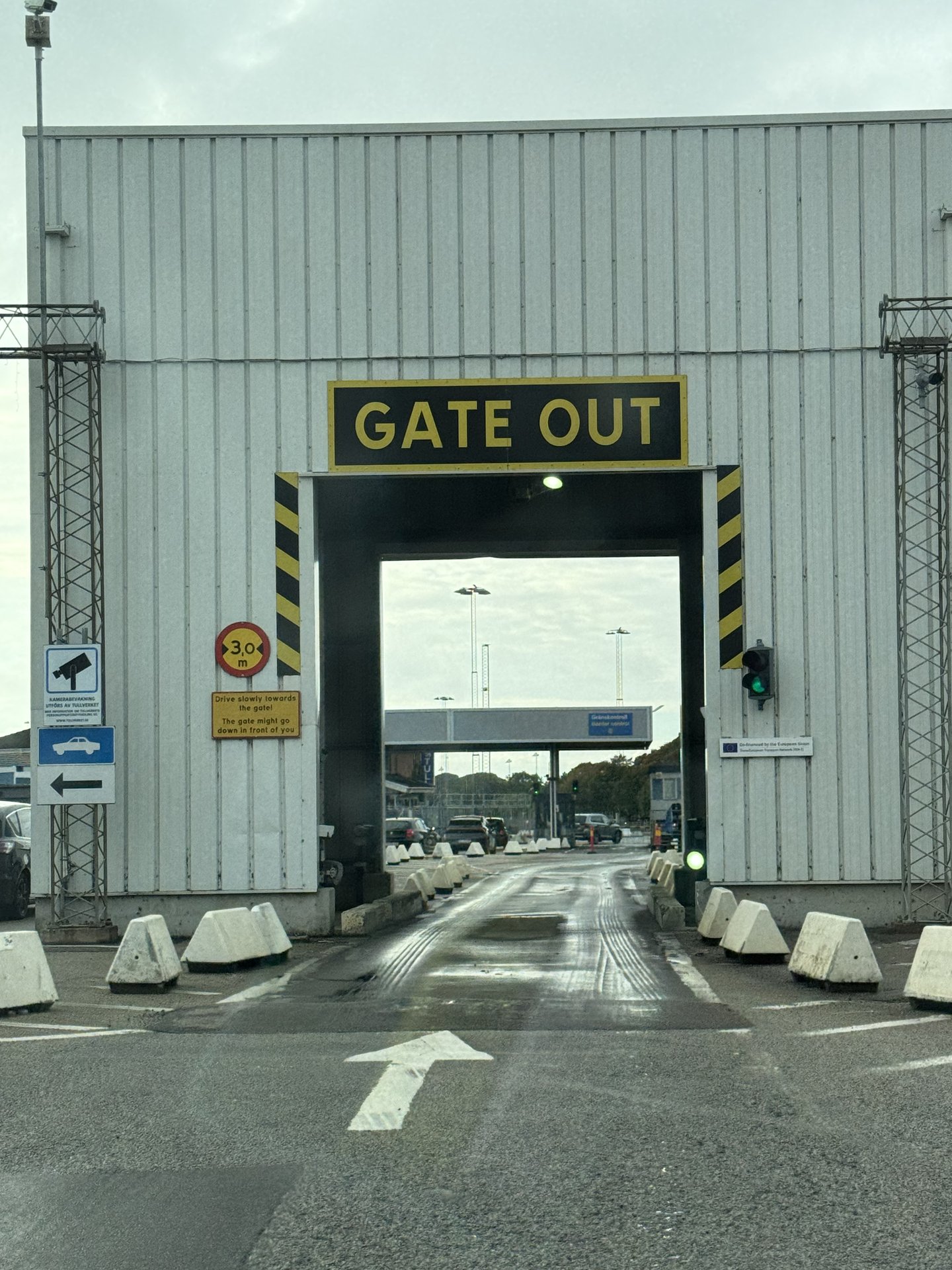 Tor mit der Aufschrift Gate out im Hafen Trelleborg, dahinter die Zollkontrolle