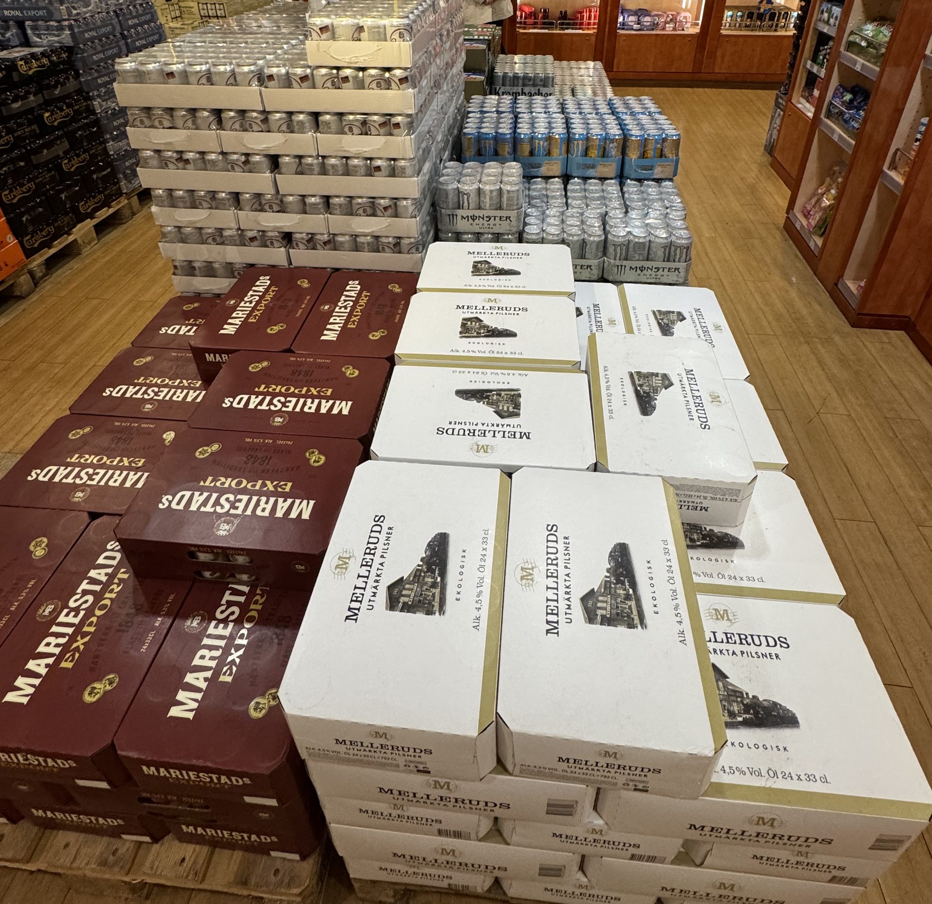 Bier palettenweise im Bordshop der Tom Sawyer, vorn Kartons Mariestads Export und Melleruds