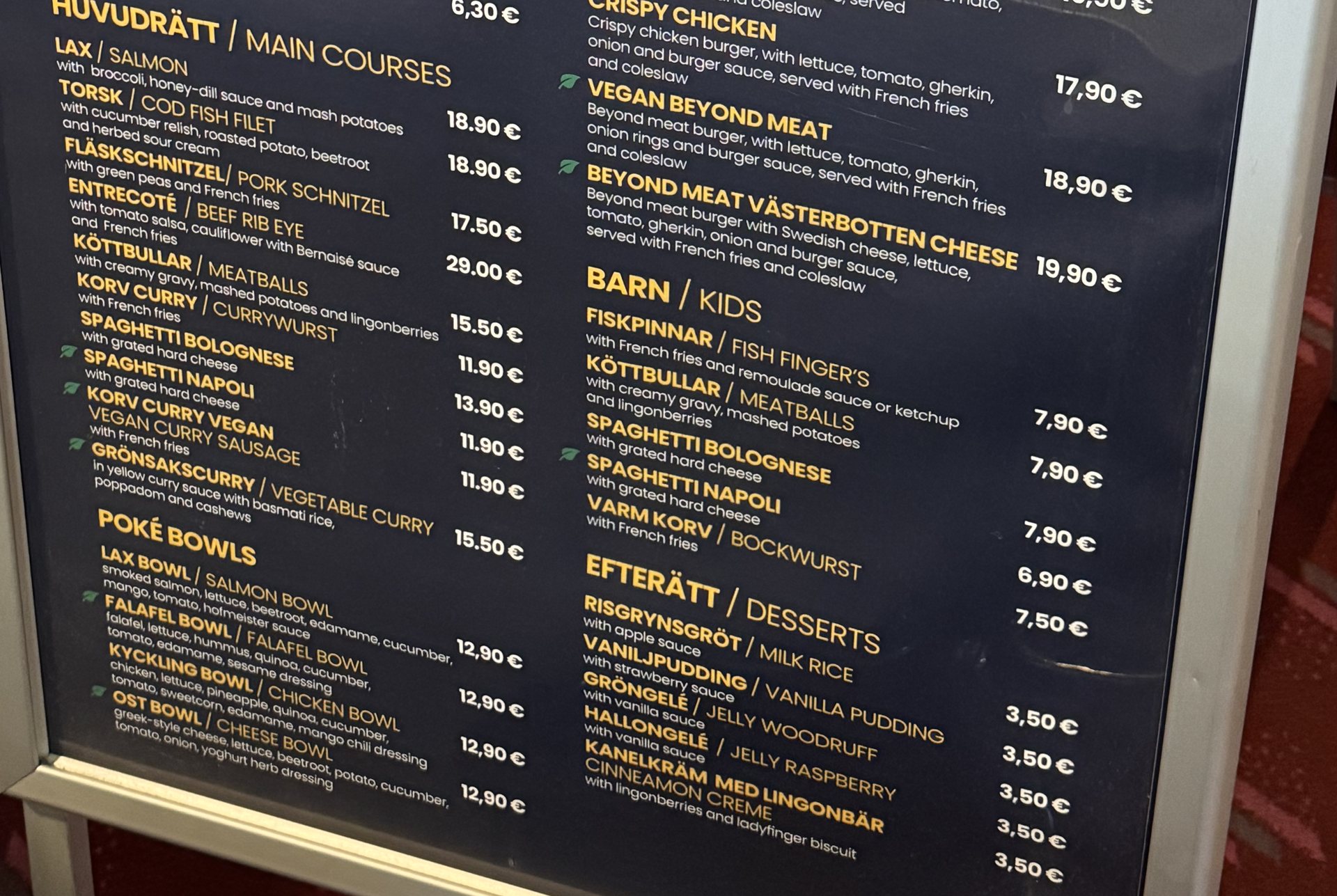 Speisekarte der Cafeteria an Bord mit Preisen, etwa Köttbullar 15,50 Euro, Lachs 18,90 Euro, Kindergerichte 6,90 bis 7,90 Euro