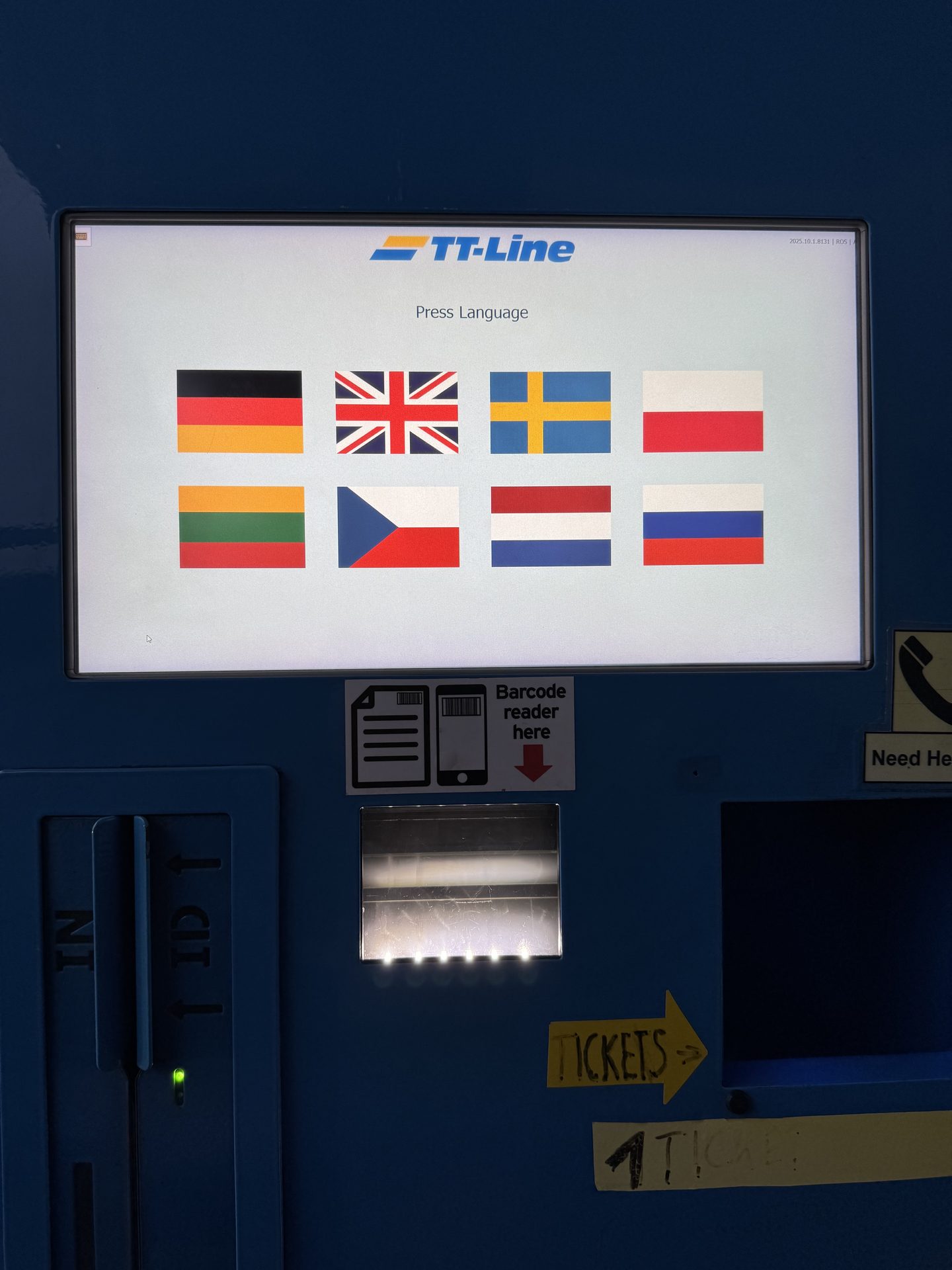 Self-Check-in-Automat von TT Line mit Sprachauswahl in acht Sprachen, darunter Barcode-Leser, Ausweisschlitz und Ausgabe für die Tickets
